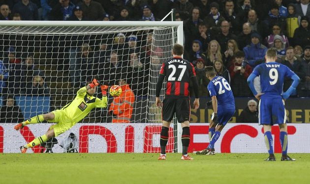 Brankář Bournemouthu Artur Boruc likviduje penaltu záložníka Leicesteru Rijáda Mahríze (č. 26) v zápase 20. kola Anglické Premier League.