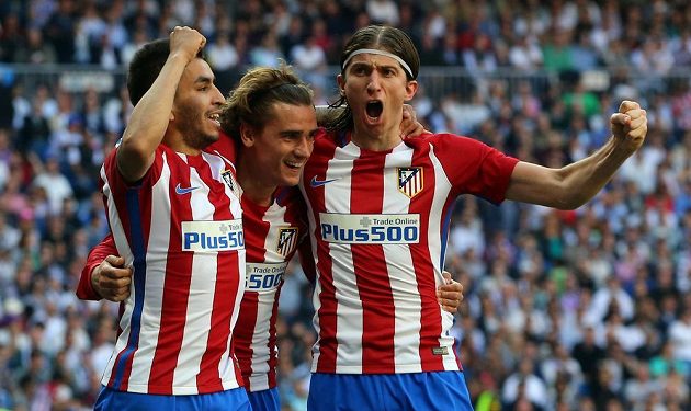 Antoine Griezmann (uprostřed) v zajetí spoluhráčů slaví svou trefu do sítě Realu Madrid v utkání španělské ligy. Zápas o krále Madridu skončil nerozhodně 1:1.