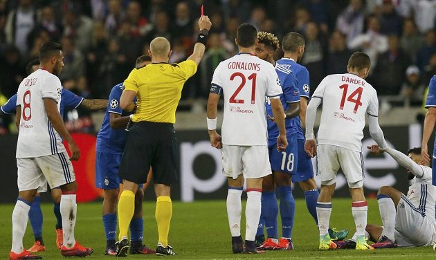 Záložník Juventusu Mario Lemina (č. 18) vidí od rozhodčího Szymona Marciniaka červenou kartu.