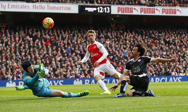 Japonský záložník Šindži Okazaki z Leicesteru v šanci, kterou nakonec zhatil ofsajd, v zápase 26. kola anglické Premier League proti Arsenalu.