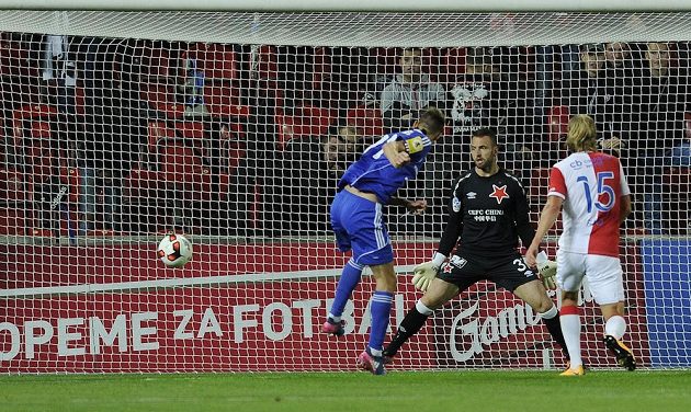 Brankář Slavie Přemysl Kováč (uprostřed) inkasuje první gól. Překonal jej v závěru první půle utkání 3. kola MOL Cupu třinecký Hošek.