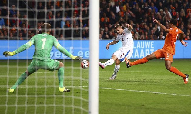 Pavel Kadeřábek (2) překonává nizozemského brankáře Jeroena Zoeta. Jairo Riedewald (5) přišel s obranným zákrokem pozdě.