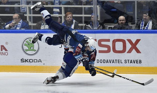 Zleva Jaroslav Kracík z Plzně a Vojtěch Střondala z Brna v drsném souboji během extraligového utkání.