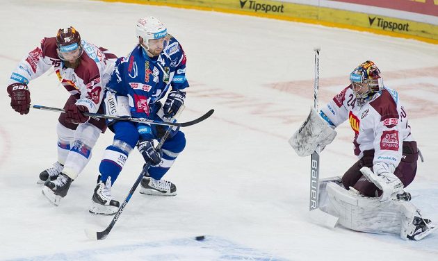 Brankář Sparty Tomáš Pöpperle zasahuje během čtvrtfinále play off hokejové extraligy s Kometou Brno. Zleva obránce Sparty Jan Piskáček atakuje útočníka Komety Hynka Zohoru.