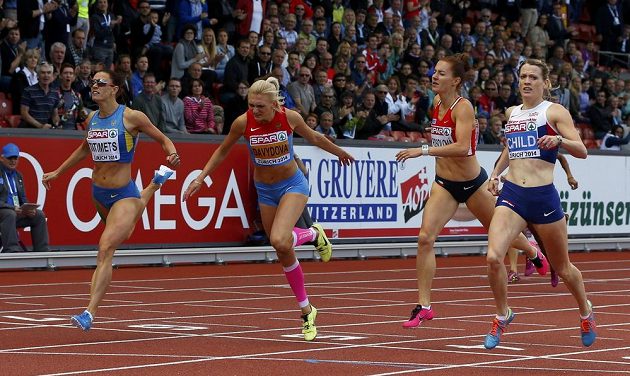 Britka Eilidh Childová (vpravo) vyhrála 400 m překážek na ME v Curychu, vedle ní nakonec čtvrtá Denisa Rosolová, třetí Irina Davydovová z Ruska a druhá Anna Titimecová z Ukrajiny.