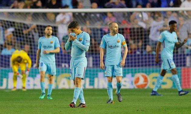 Fotbalisté Barcelony se během ligového utkání na půdě Levante nestačili divit. Philippe Coutinho a Andres Iniesta nemohli uvěřit, že od Levante dostali pět branek.
