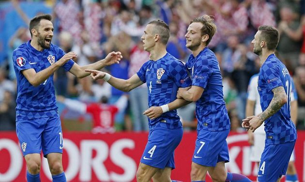 Ivan Perišič (druhý zleva) a další hráči Chorvatska slaví gól proti České republice.