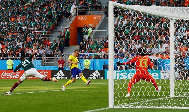 Švédský fotbalový reprezentant Ludwig Augustinsson střílí gól do sítě Mexika v utkání mistrovství světa.
