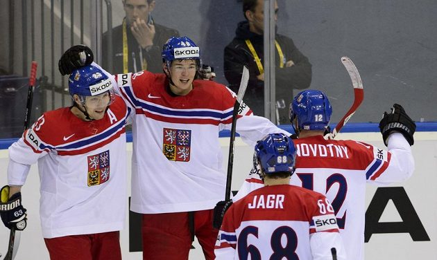 Český reprezentant Tomáš Hertl (druhý zleva) přijímá gratulaci ke druhému gólu od spoluhráčů (zleva) Ondřeje Němece, Jaromíra Jágra a Jiřího Novotného.