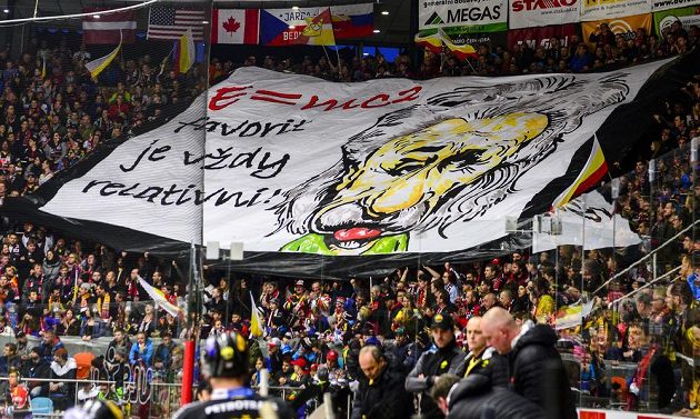 Fanoušci Hradce Králové a jejich choreo během čtvrtfinále play off hokejové extraligy s HC Verva Litvínov.