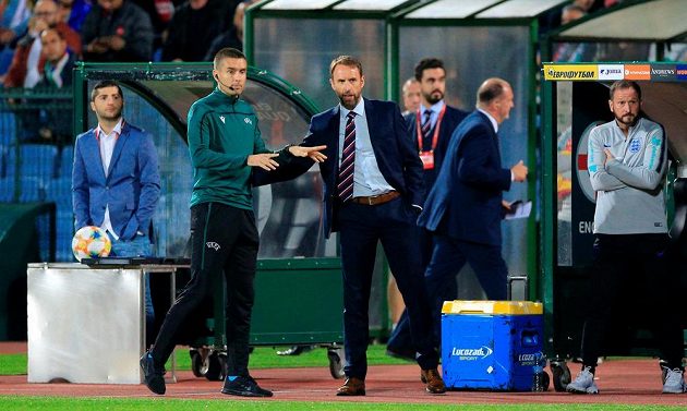 Manažer anglické fotbalové reprezentace Gareth Southgate hovoří během kvalifikační bitvy v Bulharsku se čtvrtým rozhodčím.