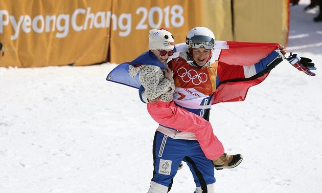 Marie Martinodová z Francie slaví stříbro z olympijské soutěže v U-rampě s dcerkou.