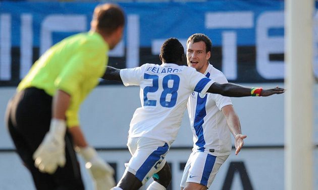 Michael Rabušic z Liberce gratuluje autorovi prvního gólu Dzonu Delargeovi (zády) v odvetném utkání 2. předkola Evropské ligy porti Skontu Riga.