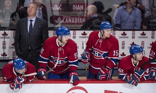 Zleva montrealští Tomáš Plekanec, Lars Eller, Tomáš Fleischmann a Sven Andrighetto poté, co Brian Gionta stvrdil vítězství Buffala. Vzadu kouč Michel Therrien.