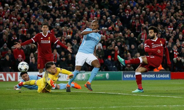 Mohamed Salah (zcela vpravo) střílí první gól Liverpoolu v utkání s Manchesterem City.