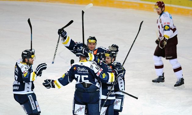 Hokejisté Vítkovic slaví gól v síti pražské Sparty. Druhý zleva se raduje střelec gólu Richard Stehlík.
