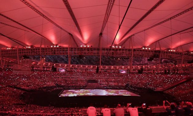 Obří puzzle ve tvaru srdce během zahajovacího ceremoniálu paralympijských her v Riu na stadiónu Maracaná.