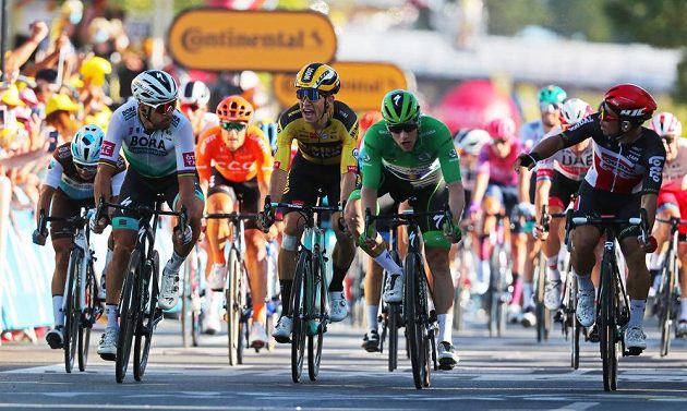 Naštvaný Belgičan Wout van Aert pokřikuje v cíli 11. etapy na Slováka Petera Sagana. Vpravo vítězný Caleb Ewan z Austrálie, vedle něj Ir Sam Bennett.