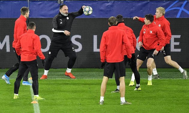 Fotbalisté Slavie trénují před zápasem Ligy mistrů v Dortmundu. Do přípravy se zapojil i trenér Jindřich Trpišovský.