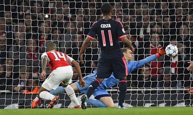 Také brankář Bayernu Manuel Neuer byl na duel skvěle nachystán - takto zneškodnil jasný gól Thea Walcotta z Arsenalu.