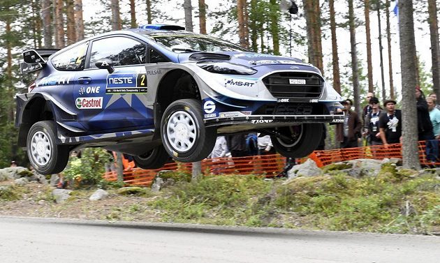 Estonec Ott Tänak a jeho spolujezdec Martin Järveoja s fordem na trati Finské rallye.