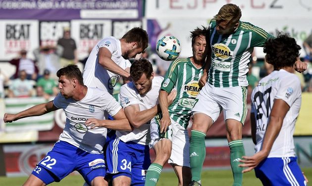 Ligová bitva Bohemians s Mladou Boleslaví. Zleva Ladislav Takács, Nikolaj Komličenko a Antonín Křapka z Mladé Boleslavi a Michal Švec a Jiří Bederka z Bohemians.
