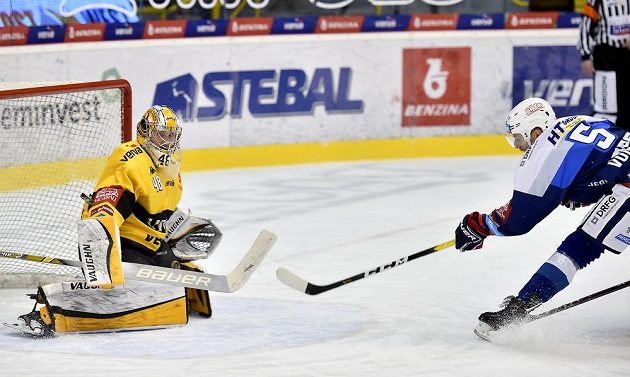 Brankář Litvínova Michael Petrásek a Tomáš Vondráček z Brna v akci během extraligového utkání.
