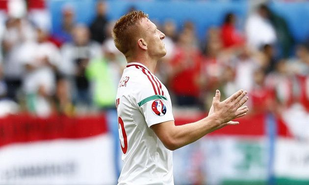 Maďarský fotbalista Laszlo Kleinheisler gestikuluje během utkání s Rakouskem na ME.