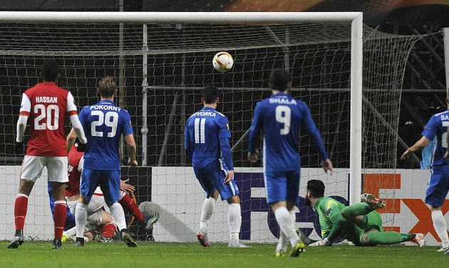 Brankář Slovanu Liberec Tomáš Koubek inkasuje smolný vlastní gól z kopačky Marka Bakoše (vlevo na trávníku pod Hassanem).