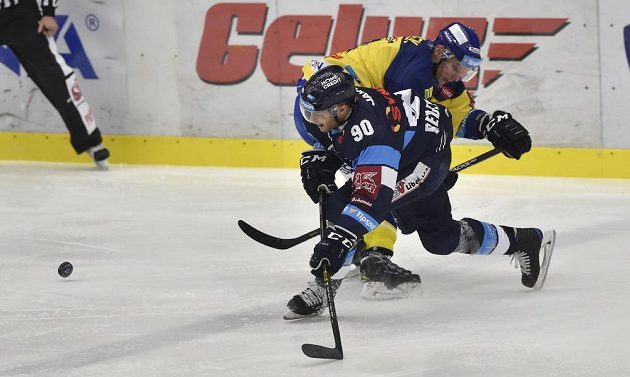 Tyler Redenbach z Liberce a David Nosek ze Zlína v souboji během utkání hokejové extraligy.