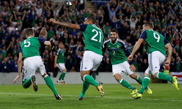 Fotbalisté Severního Irska slaví gól v české síti v utkání kvalifikace o postup na MS 2018.