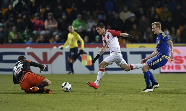 Jihlavský brankář Matej Rakovan chytá střelu záložníka Slavie Miljana Vukadinoviče. Vpravo je obránce Lukáš Kryštůfek.