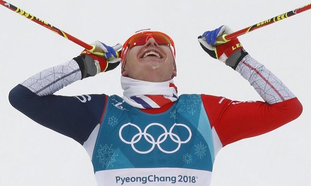 Překvapivý olympijský vítěz závodu ve skiatlonu - Simen Hegstad Krüger z Norska.