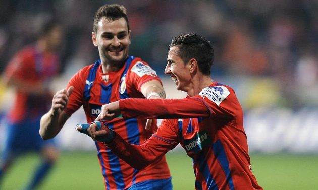 Záložník Viktorie Plzeň Milan Petržela (vpravo) a bek Radim Řezník se radují z výhry nad Libercem.