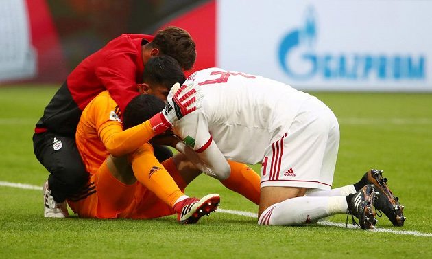 Íránský brankář Alireza Baíranvánd slaví se spoluhráči výhru nad Marokem v utkání mistrovství světa.