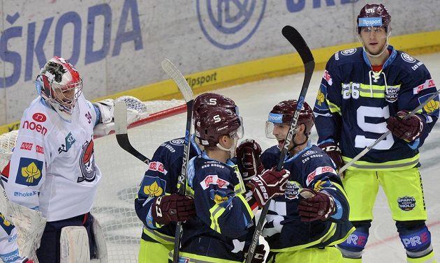 Hokejisté Sparty se radují z gólu proti Chomutovu. Zleva Curtis Hamilton, Robert Sabolič, Lukáš Klimek a Juraj Mikuš. V brance Pirátů je Robert Kristan.