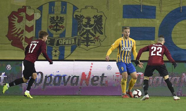 Fotbalisté Sparty Martin Frýdek a Srdjan Plavšič se snaží dostat pod tlak Matěje Hrabinu z Opavy během osmifinále MOL Cupu.