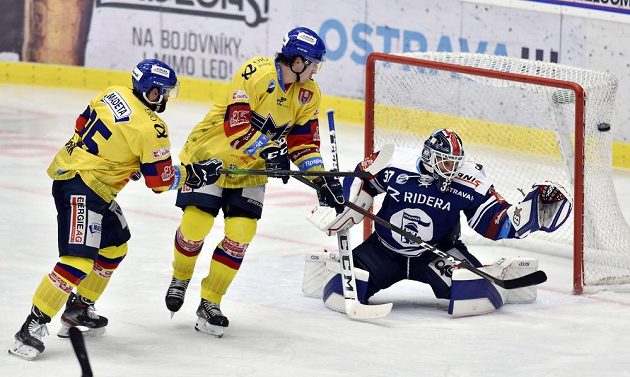 Zleva Martin Novák a Daniel Voženílek z Českých Budějovic a brankář Daniel Dolejš z Vítkovic.