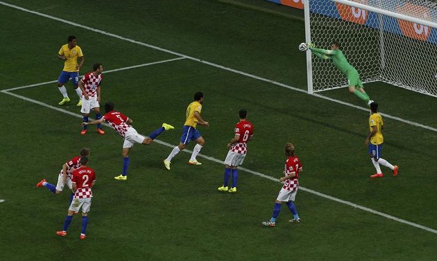 Brazilec Oscar (není na snímku) vyslal na chorvatskou bránu parádní ránu, gólman Stipe Pletikosa ale svůj tým podržel.