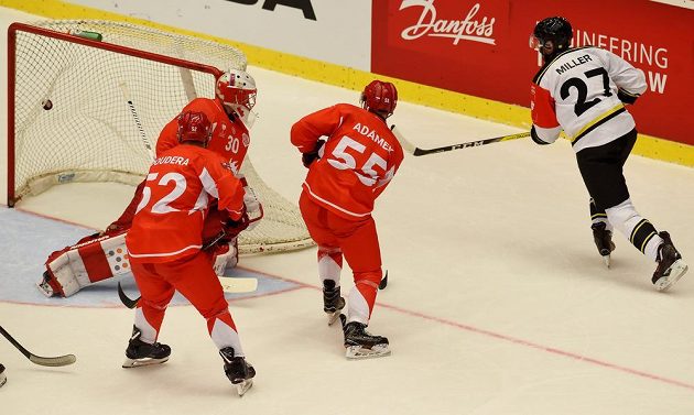 Zleva Milan Doudera, brankář Šimon Hrubec a Marian Adámek z Třince a Andrew Miller z Brynäsu, který právě vstřelil první gól.