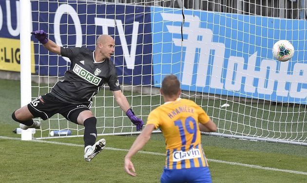 Zleva v nastavení překonaný brankář Karviné Petr Bolek a Josef Hnaníček z Opavy. Gól kvůli ofsajdu nebyl uznán.