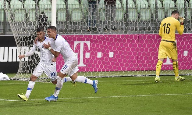 Zleva autor gólu Jannis Buzukis a Anargyros Kampetsis z Řecka a překonaný brankář Martin Jedlička z České republiky.