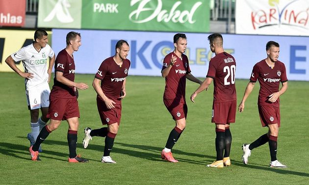 Sparta players rejoice at the first goal against Karviná.