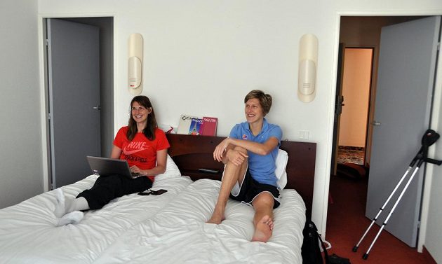 Ilona Burgrová (vlevo) a Jana Veselá na pokoji v hotelu ve francouzském Mouilleron-le-Captif.