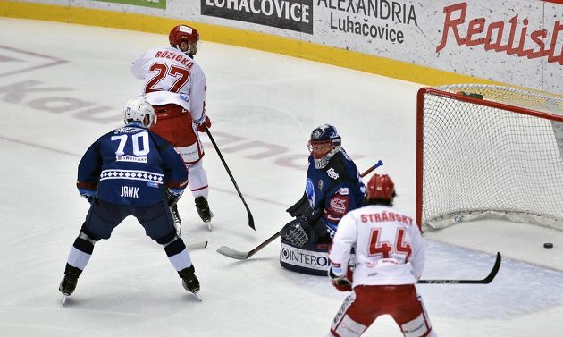 Martin Růžička (druhý zleva) z Třince překonal Dominika Frodla v brance Plzně. Přihlížejí Bohumil Jank (vlevo) z Plzně a Šimon Stránský z Třince.