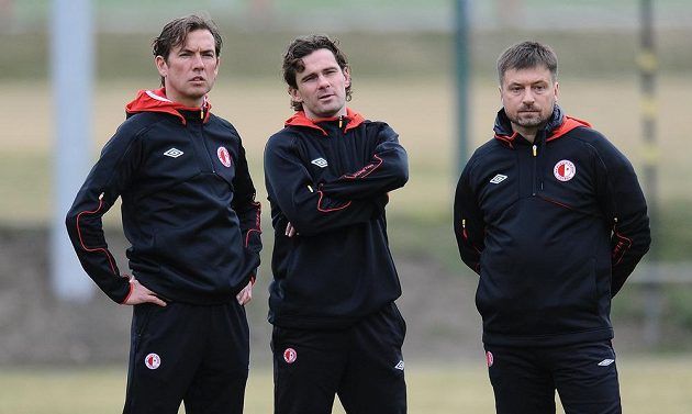 Nový trenér Alex Pastoor (zleva), sportovní ředitel Karol Kisel a poradce pro sportovní úsek Igor Kornějev.