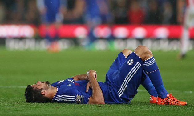 Chelsea na lopatkách - symbolická pozice útočníka Diega Costy. Úřadující mistr Premier League je z Ligového poháru vyřazen.