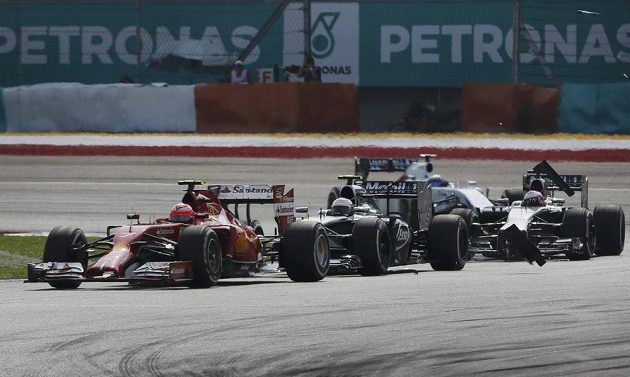 Räikkönen z Ferrari měl problémy kvůli střetu po startu - přišel o jednu pneumatiku.