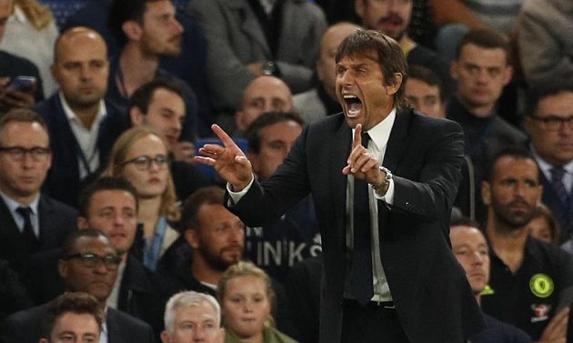 Trenér Chelsea Antonio Conte uděluje taktické pokyny během zápasu s Liverpoolem.