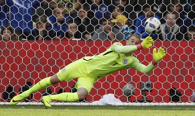 Anglický gólman Joe Hart se marně natahuje po přímém kopu Velšana Garetha Balea.